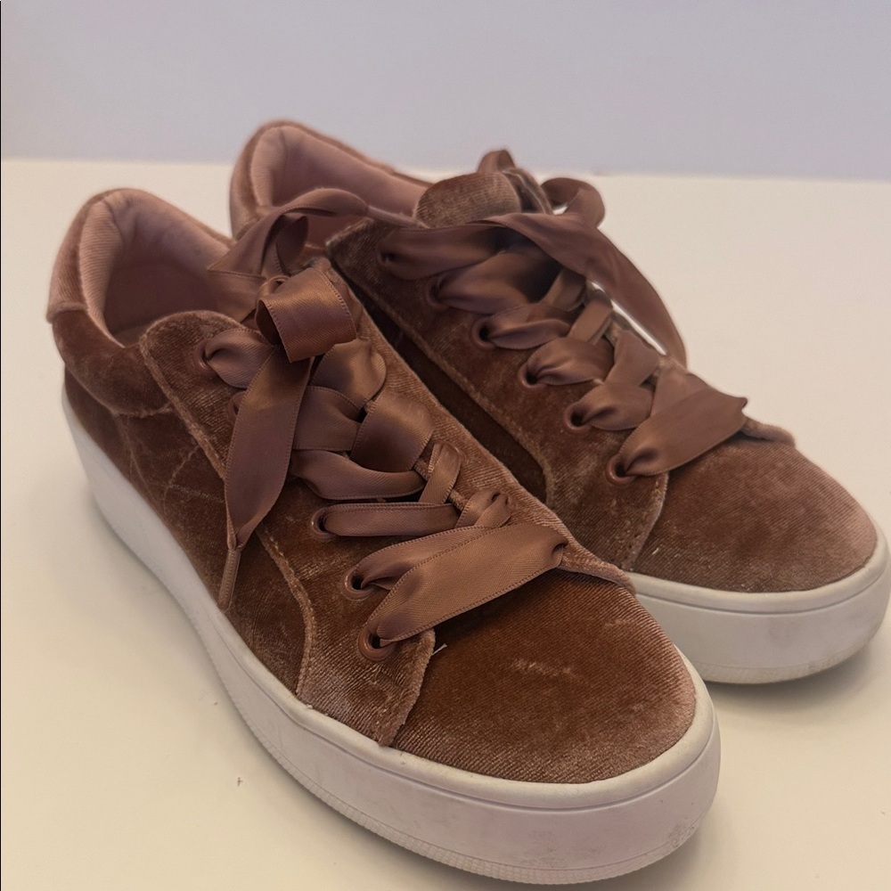 Steve Madden BERTIE – V platform sneaker size 6B, ribbon shoelaces in pink rose.